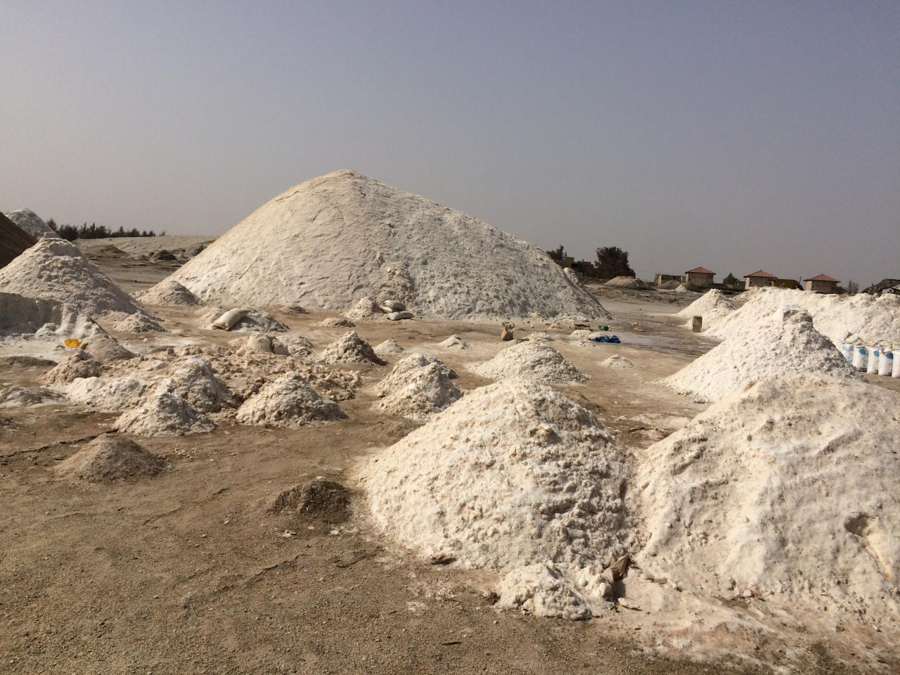 Piles de sel au Lac rose