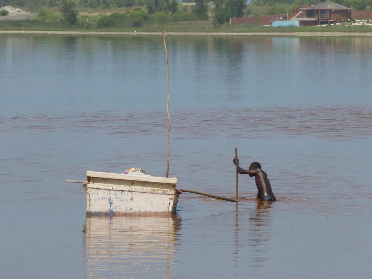 Récolte de Sel sur le Lac Rose